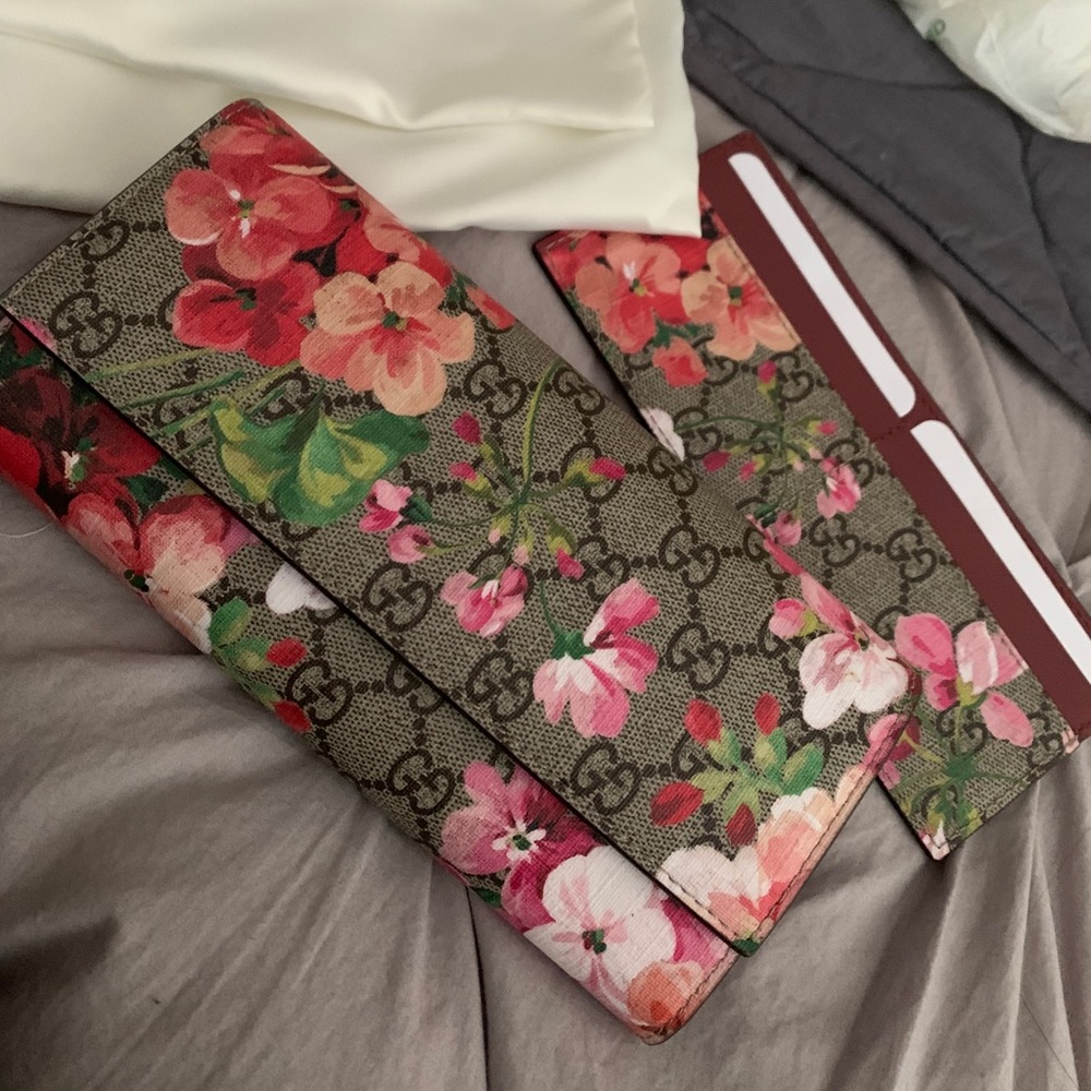Gucci bloom wallet
